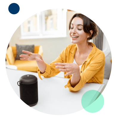 mujer joven usando un altavoz inteligente
