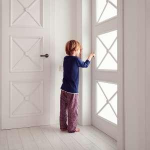 niño deja puerta abierta