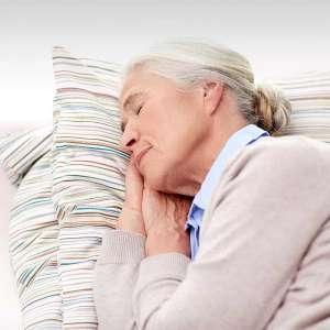 mujer mayor durmiendo