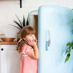 niño deja puerta nevera abierta