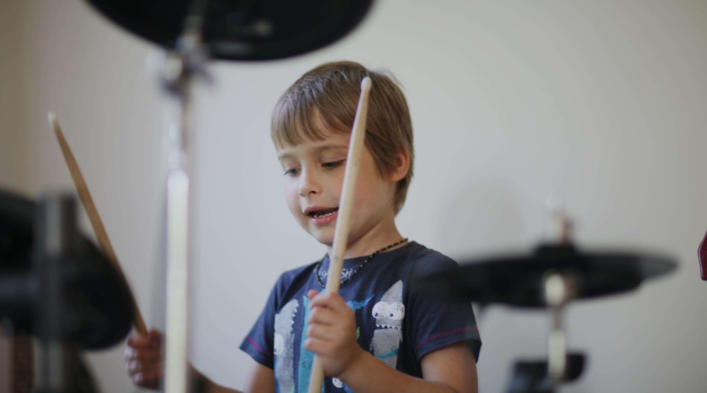 niño tocando bateria