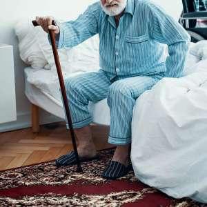 persona mayor con malestar al despertarse