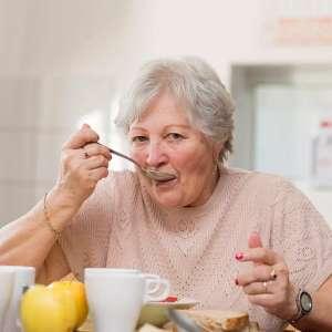 rutina de alimentación de personas mayores