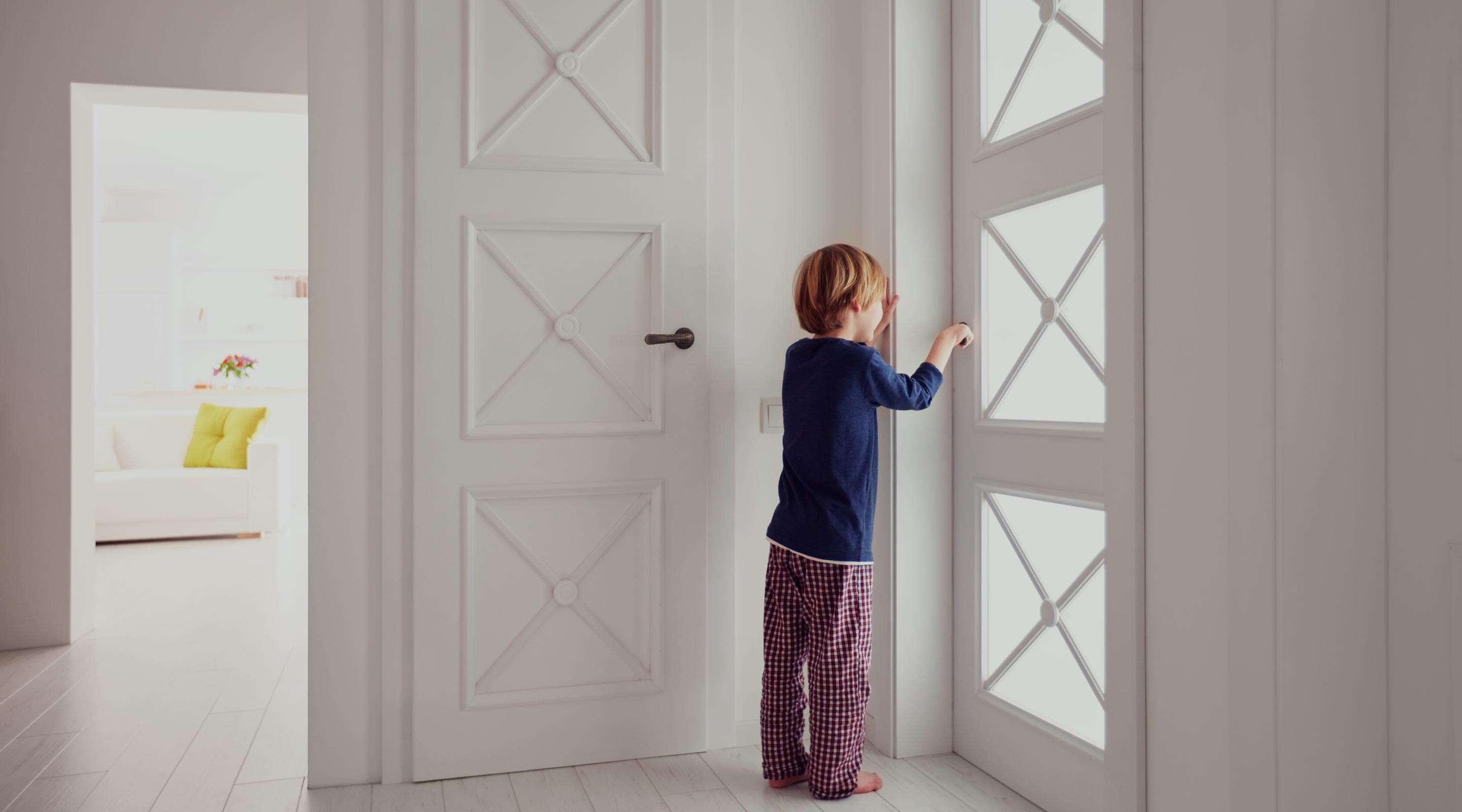 niño deja puerta abierta