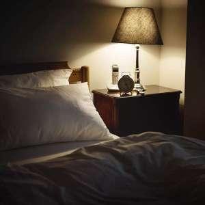 lampara encendida en habitación