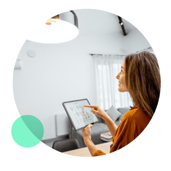 mujer joven usando una tablet