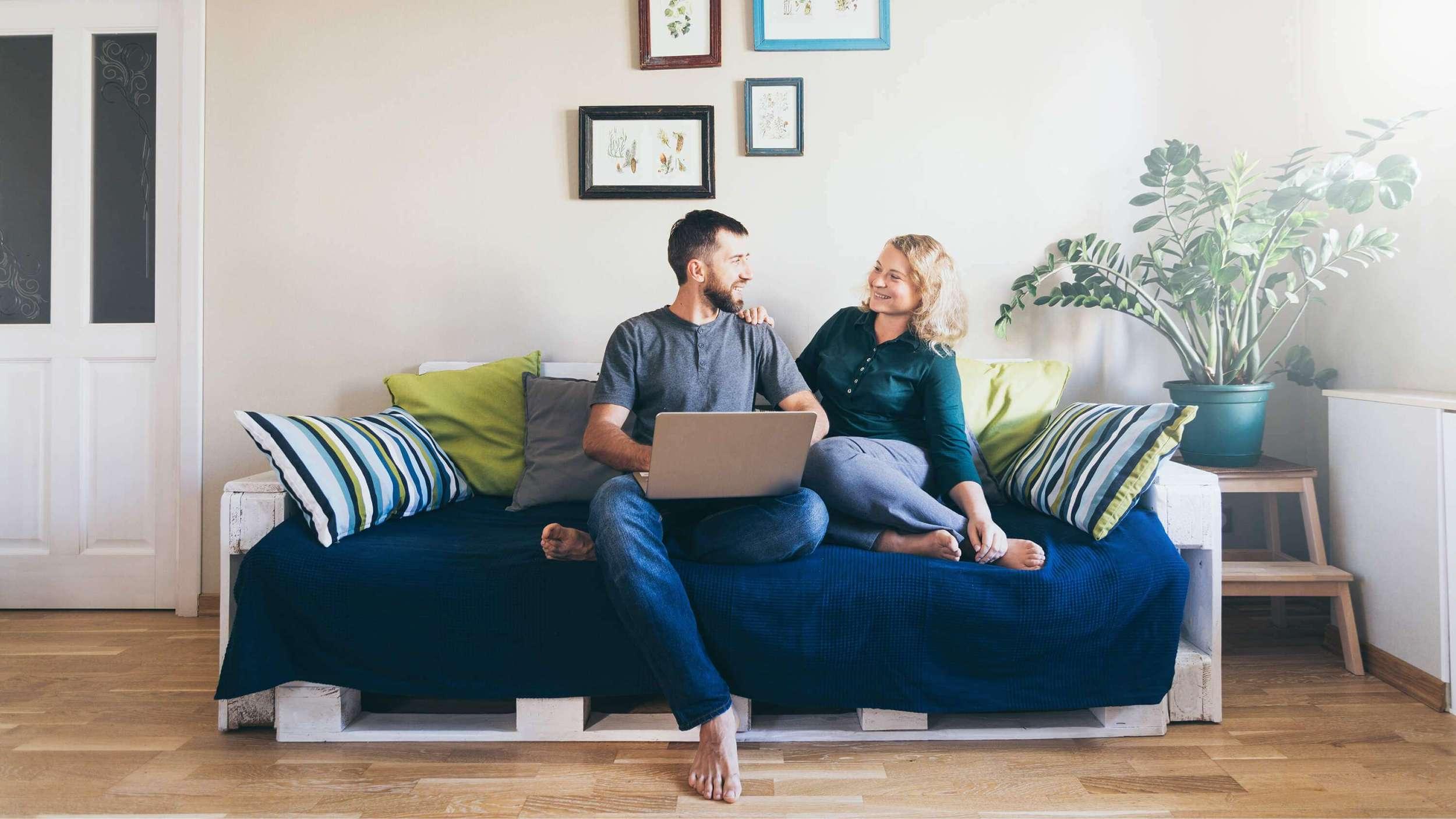 pareja en casa