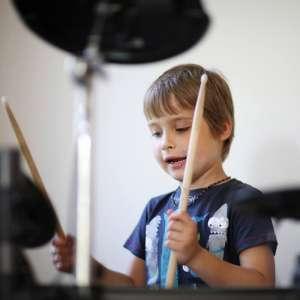 niño haciendo ruido