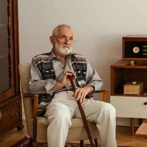 persona mayor con malestar