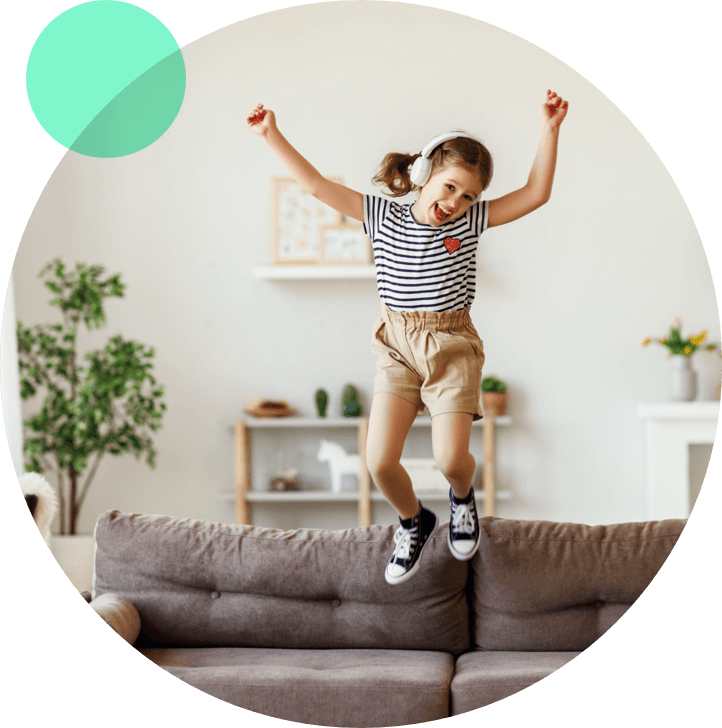 niño saltando en sofa