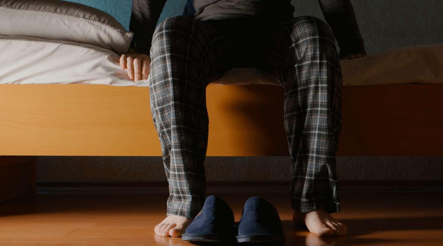 hombre en habitación