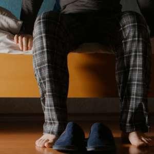 persona mayor va al baño por la noche