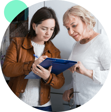 mujer realizando una encuesta a mujer mayor