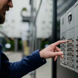persona llamando al timbre de casa