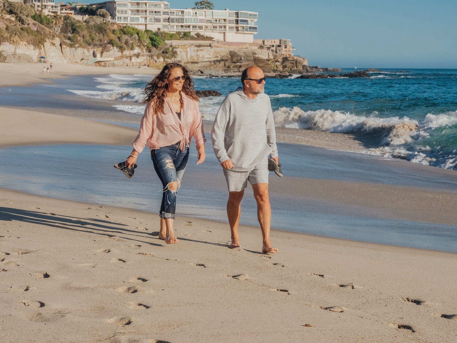 Pareja de mediana edad de vacaciones